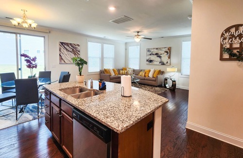 Charlotte House | Modern Home - Upscale - Sleeps 9