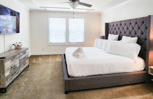 Charlotte House | Modern Home - Upscale - Sleeps 9