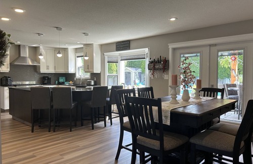 Okanagan-Similkameen House | Modern home w/Pool, outdoor kitchen & Putting Green.
