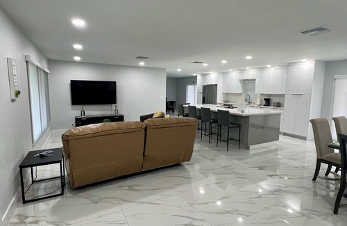 Royal Palm Beach House | Modern house in Palm Beach County