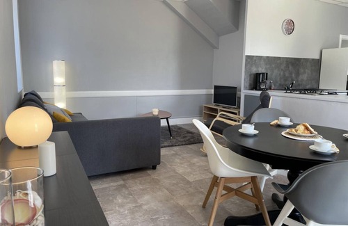 La Chabanne Cottage | Modern House with Bourbonnais Mountain View