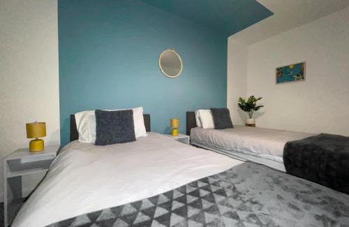 Widnes Apartment | Modern House with Fast WIFI & FREE Parking - Recently Refurbished - Contractor Friendly by IRWELL STAYS