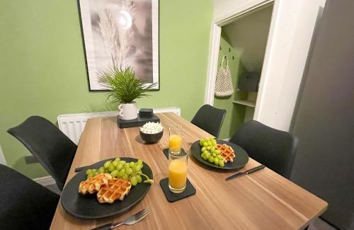 Widnes Apartment | Modern House with Fast WIFI & FREE Parking - Recently Refurbished - Contractor Friendly by IRWELL STAYS