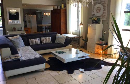 Mouries Villa | modern house with pool, near baux de provence and golfs in mouries 8 sleeps