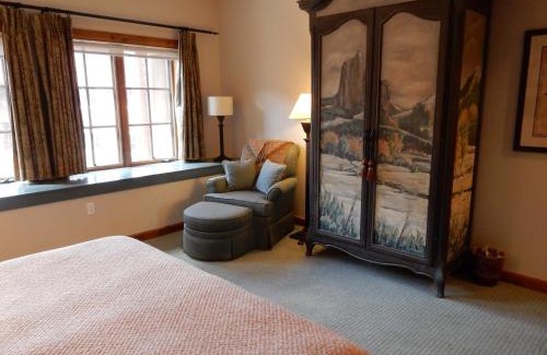 Crested Butte Hotel | Modern King Room in Heart of Mt, Crested Butte Hotel Room