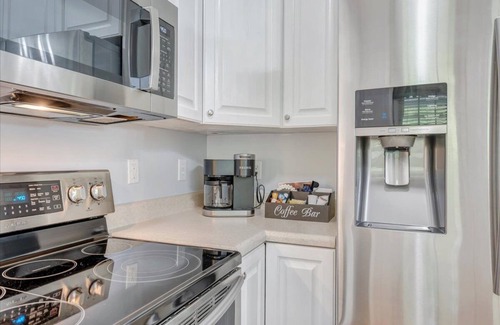 Huddleston House | Modern Lake Access Retreat. Hot Tub & Pet Friendly!