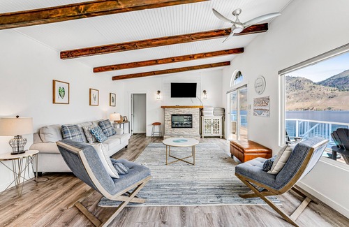 Chelan House | Modern Lake Chelan cottage & bunk house with dock & hot tub