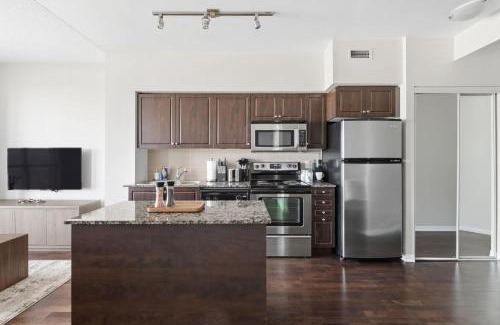 Fort York Apartment | Modern Lakeside 1BR Condo in Downtown Toronto