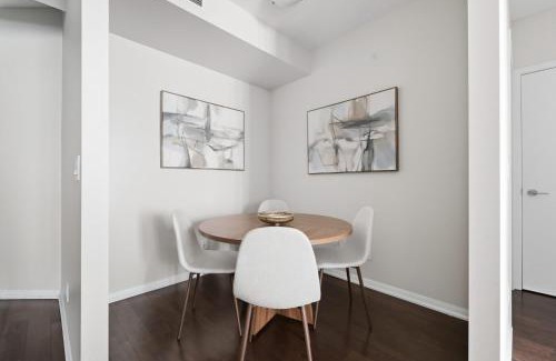 Fort York Apartment | Modern Lakeside 1BR Condo in Downtown Toronto