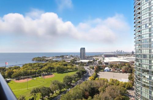 Fort York Apartment | Modern Lakeside 1BR Condo in Downtown Toronto