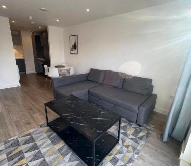 Stockwell Apartment | Modern Large Flat 1min to Stockwell Station with Skyscraper View