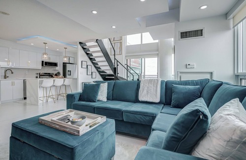 Humber Bay Condo | Modern Loft - Lower Penthouse Corner Suite! With shared outdoor pool!