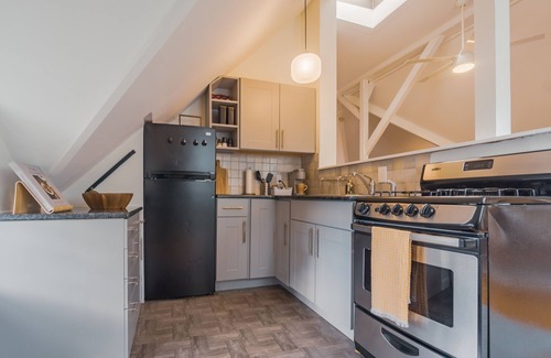 Mill River Apartment | Modern loft overlooking Wooster square
