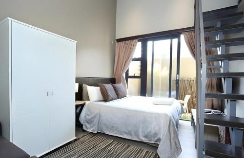 Kareeberg Apartment | Modern Loft with Free Parking & Wi-Fi close to Sandton & CBD