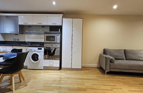 North Finchley Apartment | Modern & Lovely 2 Bed in London