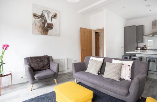 Ormeau Apartment | Modern Luxury Apartment, Sleeps 6, Best Location