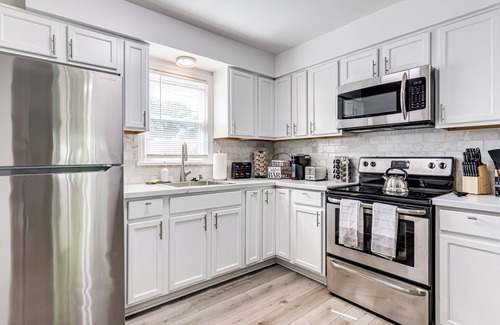 Cuyahoga Falls Apartment | Modern Luxury - Heart of Cuyahoga Falls