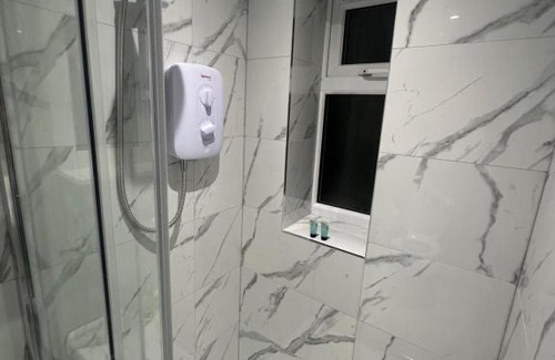 Luton Apartment | Modern Luxury Private Detached 1 Double Bedroom Studio Apartment - Super Fast Wifi