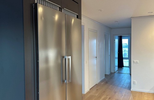 Orebro Apartment | ✨ Modern lyxlägenhet 78 kvm 2 balkonger Golfutsikt AC & 70” TV ✨