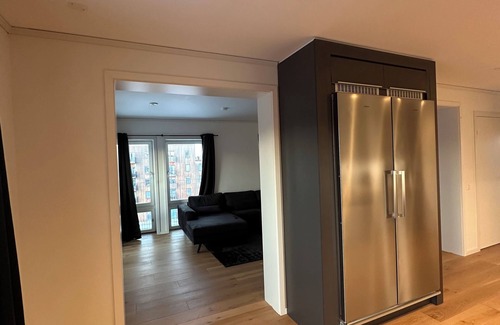 Orebro Apartment | ✨ Modern lyxlägenhet 78 kvm 2 balkonger Golfutsikt AC & 70” TV ✨