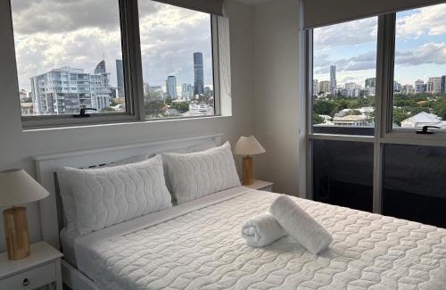East Brisbane Apartment | Modern meets The Gabba
