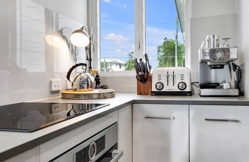Parramatta Park House | Modern meets Tropical in this Free standing Home