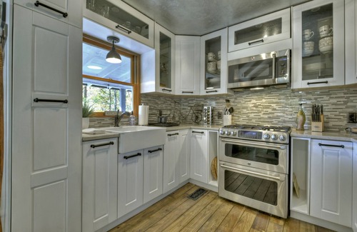 Aska House | Modern Mountain “real” log cabin w stunning ^Mountain Views^ & 25 ft waterfall