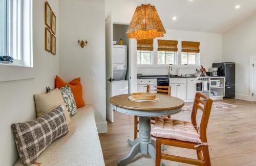 Glenville Apartment | Modern Mountain-View Gem with Deck in Glenville