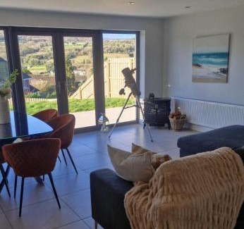 Newry House | Modern Mountain View near the beach!