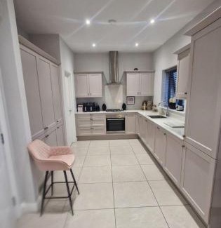 Newry House | Modern Mountain View near the beach!