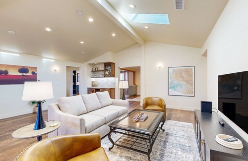 Flagstaff House | Modern mountain-view home with fireplace, streaming, valley views, washer/dryer