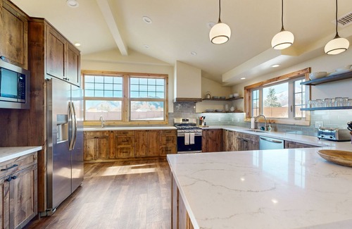 Flagstaff House | Modern mountain-view home with fireplace, streaming, valley views, washer/dryer