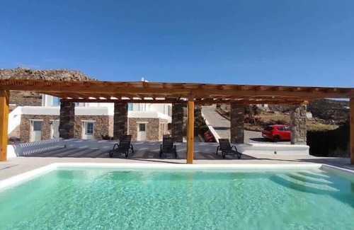 Plintri Apartment | Modern Mykonos 2 Bd Aqua Apt w shared Pool