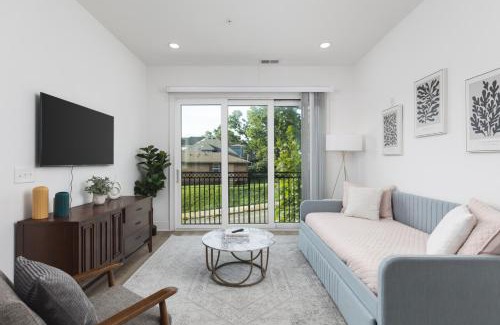 Cleveland Park Apartment | Modern Nashville Condo 5 Beds -3 Miles to Downtown