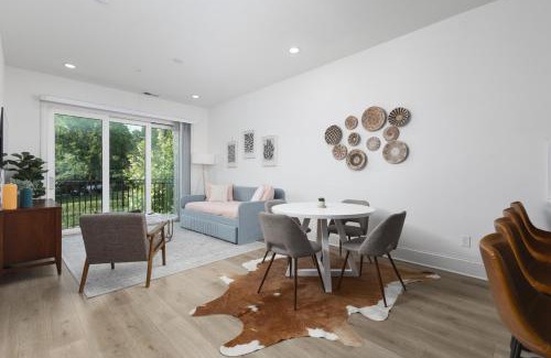 Cleveland Park Apartment | Modern Nashville Condo 5 Beds -3 Miles to Downtown