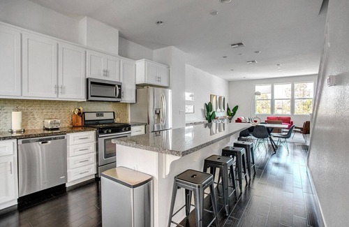 Newark House | Modern Newark 3BR w/Private Garage, near Restaurants, by Blueground