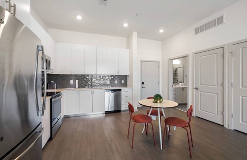 Downtown Louisville Apartment | Modern Nulu 2BR Cozysuites 06