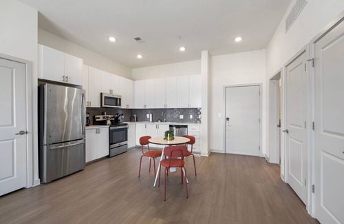 Downtown Louisville Apartment | Modern Nulu 2BR Cozysuites 06