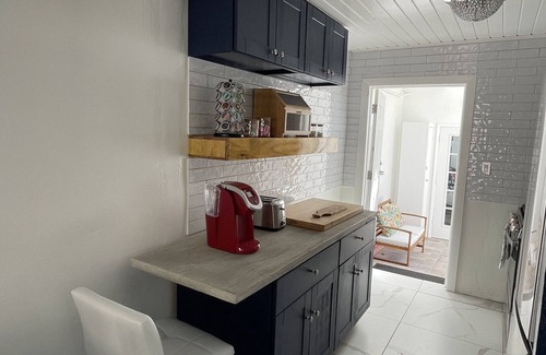 Estate Annas Retreat House | Modern oasis loaded w/amenities! 5-8 mins to the beaches, shops dining & ferries