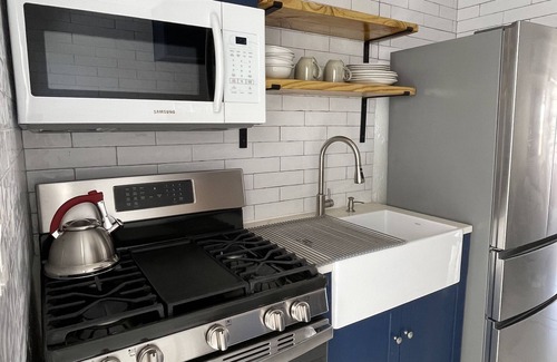 Estate Annas Retreat House | Modern oasis loaded w/amenities! 5-8 mins to the beaches, shops dining & ferries