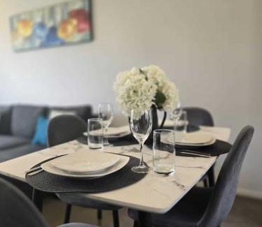 Hamilton House | Modern Oasis with Spa close to shopping centres