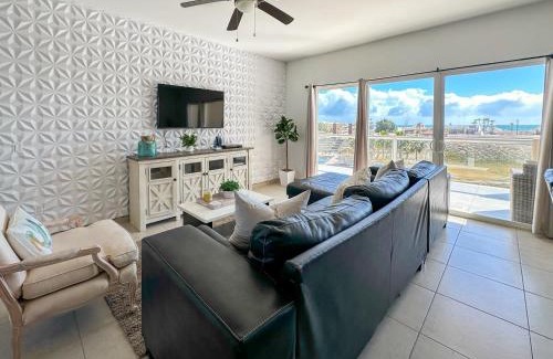 Las Conchas House | Modern Ocean View Condo with Pools & Gym N702