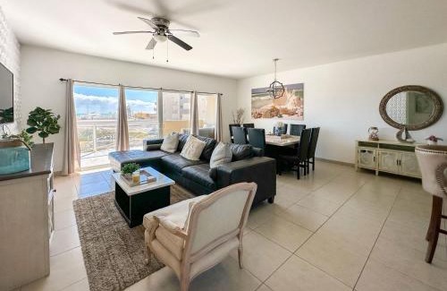 Las Conchas House | Modern Ocean View Condo with Pools & Gym N702