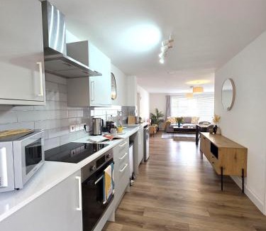 Ely Apartment | Modern One Bed Flat at Dawe Luxury Suites - An Entire Apartment near Ely Cathedral & Train Station - The Perfect Gateway to Explore Ely, Cambridge, Norfolk & London - Sleeps up to 4