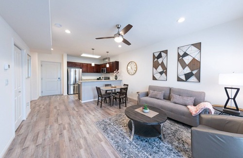 Katy Condo | Modern One Bedroom + Study private condo unit|2P