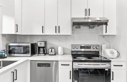 Renfrew-Collingwood House | Modern Private 3BR House