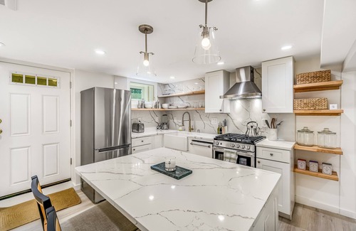 Queen Anne Apartment | Modern Queen Anne studio - full kitchen - one block to Kerry Park, near downtown