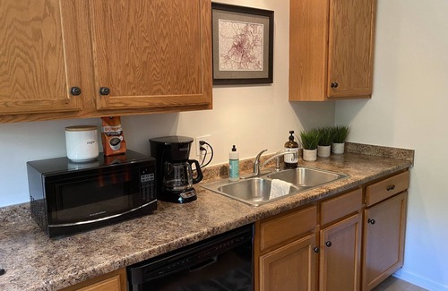 Whitebridge Condo | Modern, Quiet & Dog Friendly 1 Bedroom Condo Close to Downtown