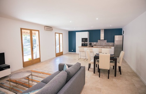 Mollans-sur-Ouveze Cottage | Modern, refurbished gîte with air conditioning, garden and jacuzzi.