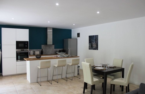 Mollans-sur-Ouveze Cottage | Modern, refurbished gîte with air conditioning, garden and jacuzzi.